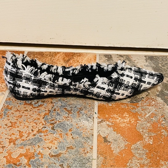 🕊️NWOB! Beautiful Black & White Wool Plaid Fringe Flats! - Picture 4 of 9